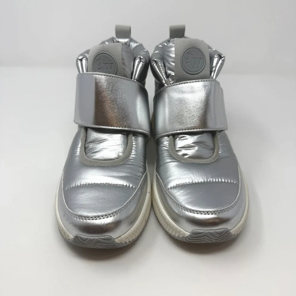 Nine West WNTUMBLE3 Silver Metallic Puffer Boot Sneakers Womens 7M Quilted Strap